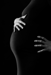 pregnant-woman-black-and-white